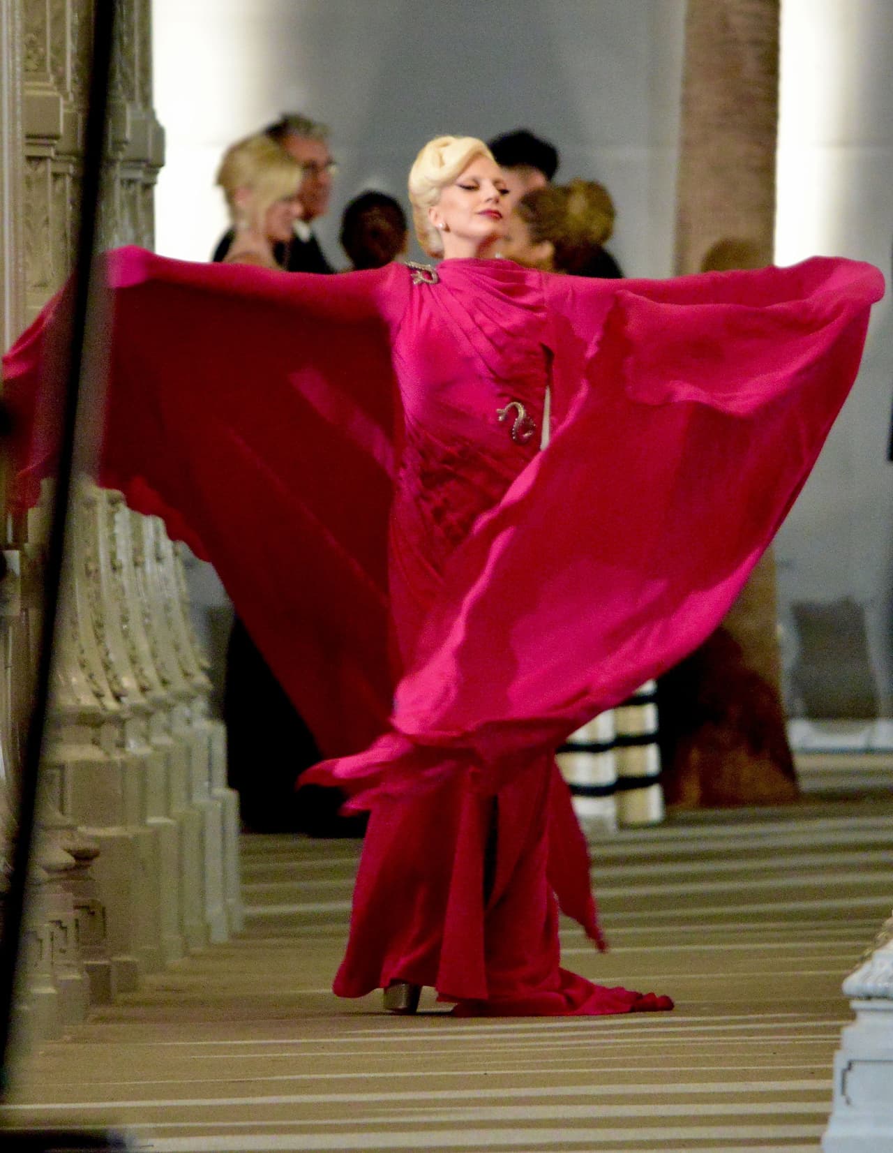 Puede que nos desconcierte un poco con las exóticas prendas que porta, pero lo que sí nos encanta es la actitud y porte con las que la luce.