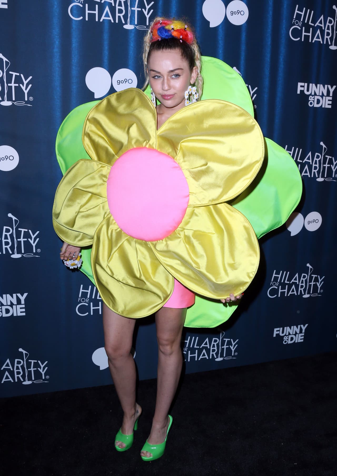 ¿Una flor como vestido? OK, de plano hemos perdido a Miley Cyrus. No tenemos idea de qué pasa por su cabeza cuando elige estas cosas.