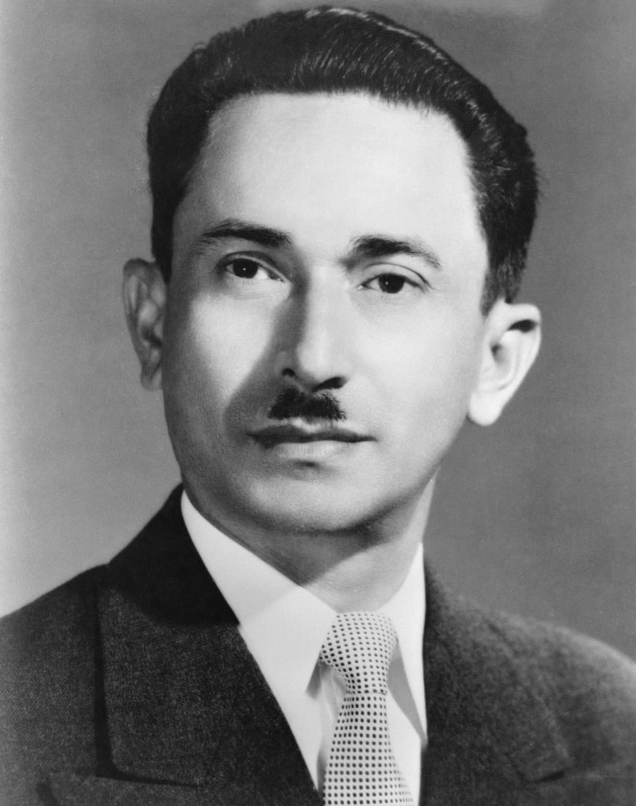 <b>Carlos Castillo Armas, presidente de Guatemala.</b>
<br>
<br>Asumió el poder en 1954. 
<a href="https://www.prensalibre.com/hemeroteca/asesinato-de-carlos-castillo-armas/"><u>Fue asesinado en el interior de la residencia presidencial</u></a> el 26 de julio de 1957, a los 43 años de edad.
<br>