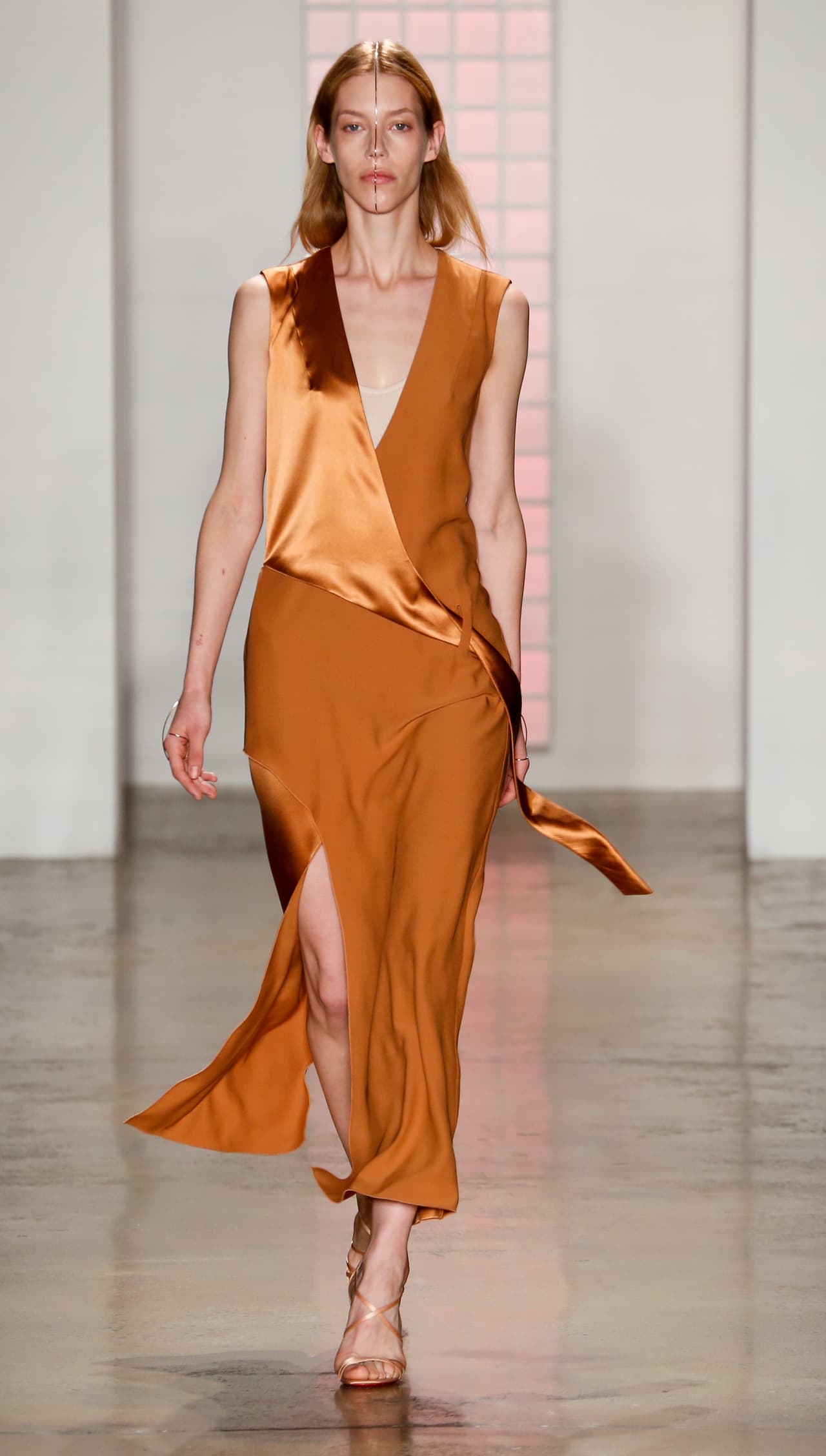 El también ganador del Woolmark Prize Award 2012, hizo uso de los ocres, naranjas quemados y del ‘nude’, los cuales estarán súper ‘trendy’ durante todo el próximo año.