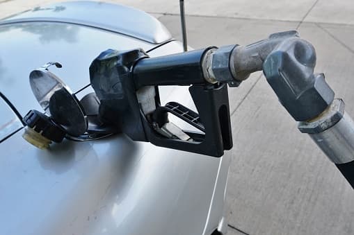 Evita la aceleración fuerte. Estas acciones aumentan enormemente el consumo de combustible.