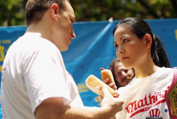 Joey Chestnut se probó a sí mismo ser el número uno en el Concurso Internacional de Hot Dogs de Nathan. Cocina con sabor para tu familia y prepara un Delicioso platillo en casa. Busca más recetas deliciosas aquí.