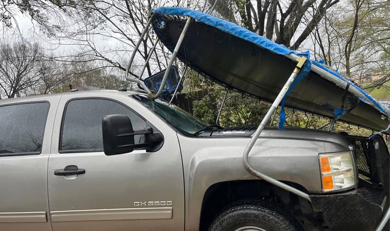 Ahora es el turno de las autoridades para ayudar a los afectados que dejó este "largo y destructivo" tornado, tal y como ellos lo describieron.