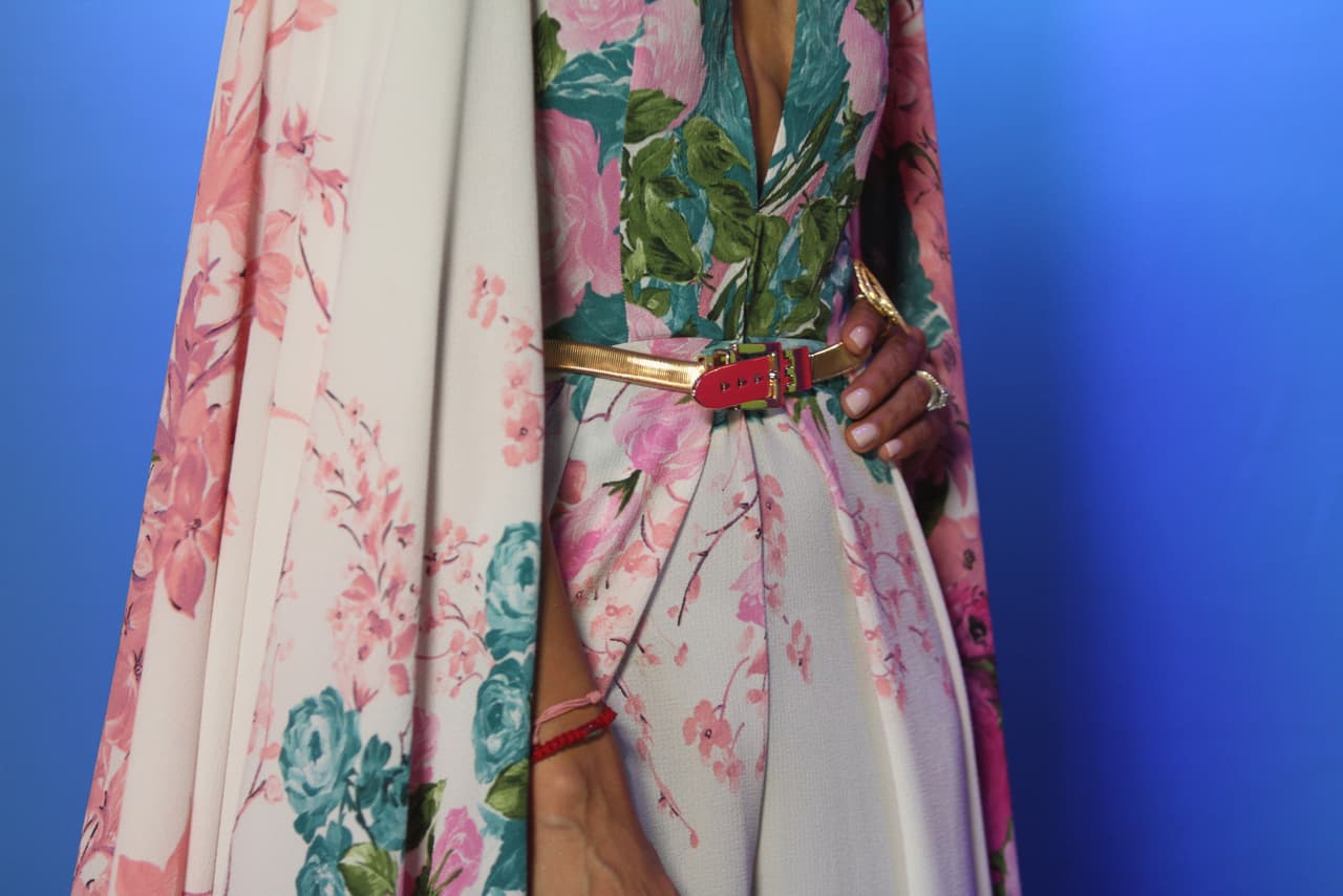 Su atuendo llevaba este detalle a la cintura.