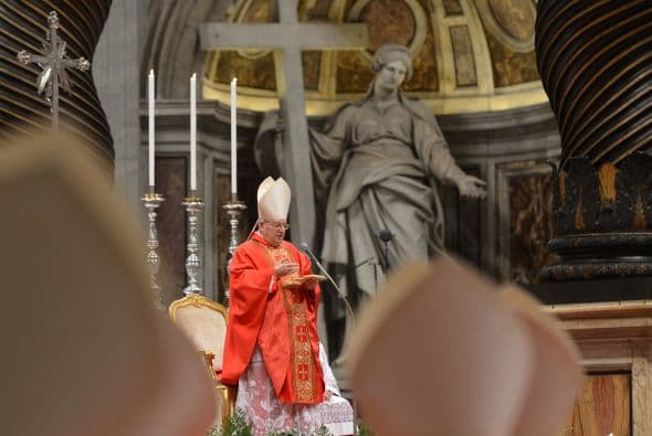 Este martes comienzan las votaciones para elegir al nuevo Papa. En tanto, esta mañana el decano del Colegio Cardenalicio, Angelo Sodano, ofició la misa "Pro eligendo Pontifice", en la que hizo un llamamiento a la unidad en la Iglesia