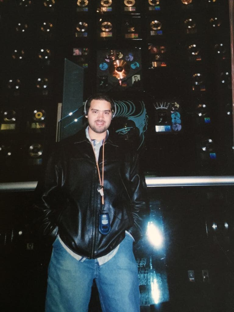 <a href="http://www.univision.com/temas/raul-molinar-el-pelon">Raúl</a>, en el museo de 
<a href="https://es.wikipedia.org/wiki/Elvis_Presley">Elvis Presley</a> Memphis Tennese.