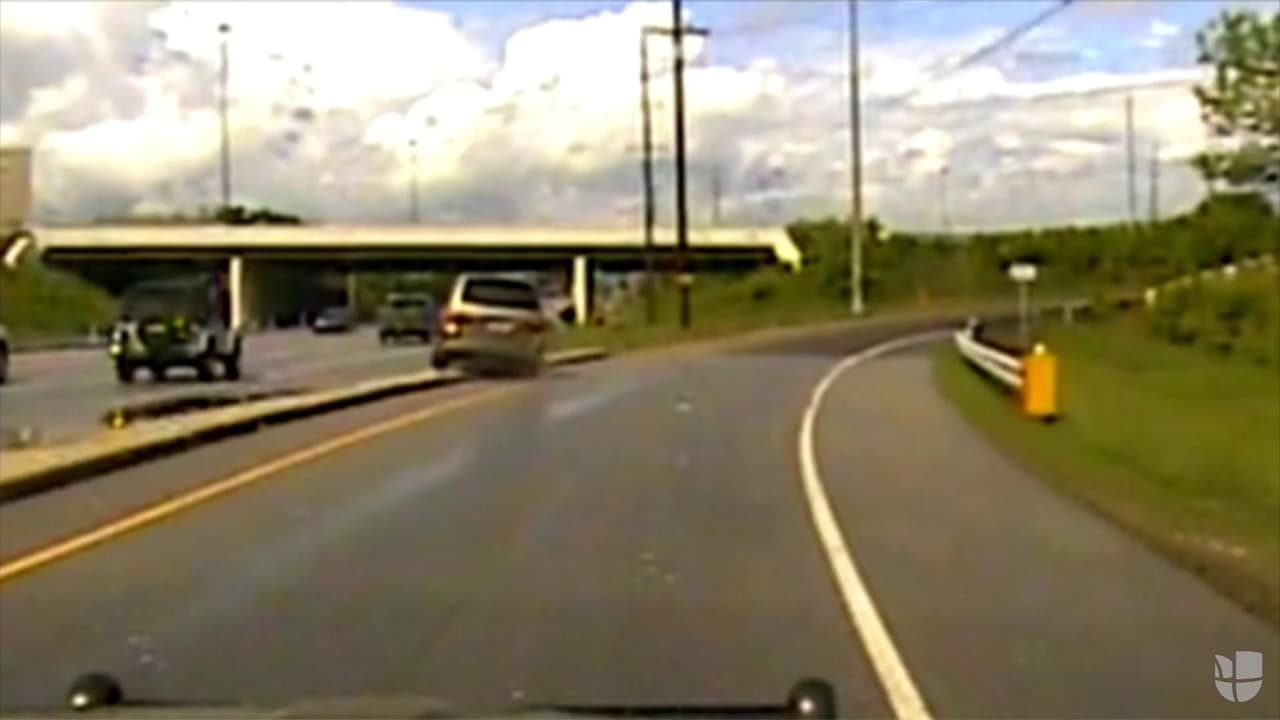 Madre latina huye peligrosamente de la policía con su hijo dentro del vehículo