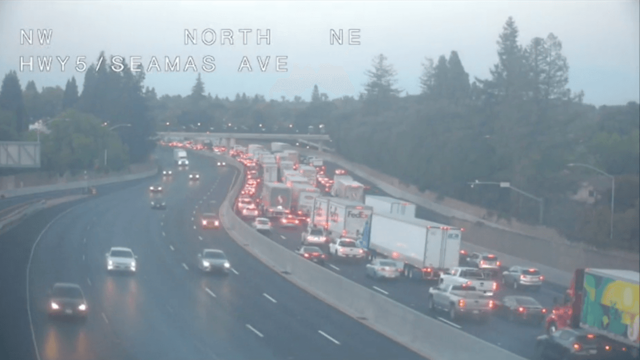 Accidente múltiple sobre la I-5 deja una persona sin vida