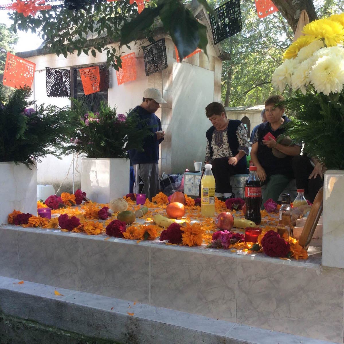 Todos los años, la familia Flores pasa el día en el panteón para compartir con sus difuntos