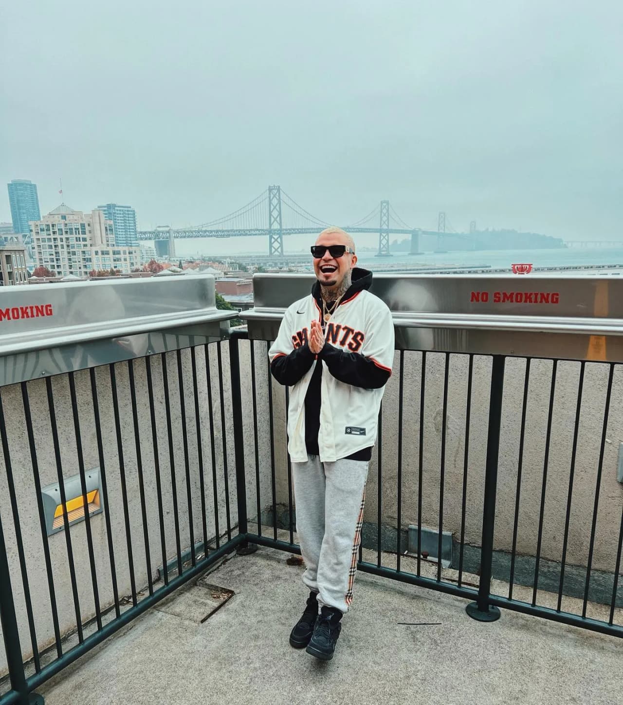 <b>Gera MX</b> nació 15 de julio de 1994 en San Nicolás de los Garza, México. Alcanzó el reconocimiento mundial en 2021, luego de
<a href="https://www.univision.com/musica/gera-mx-habla-de-su-relacion-con-christian-nodal-video" target="_blank">cantar junto a Christian Nodal 'Botella tras Botella'</a>, tema que ya supera los 500 millones de reproducciones en Youtube.