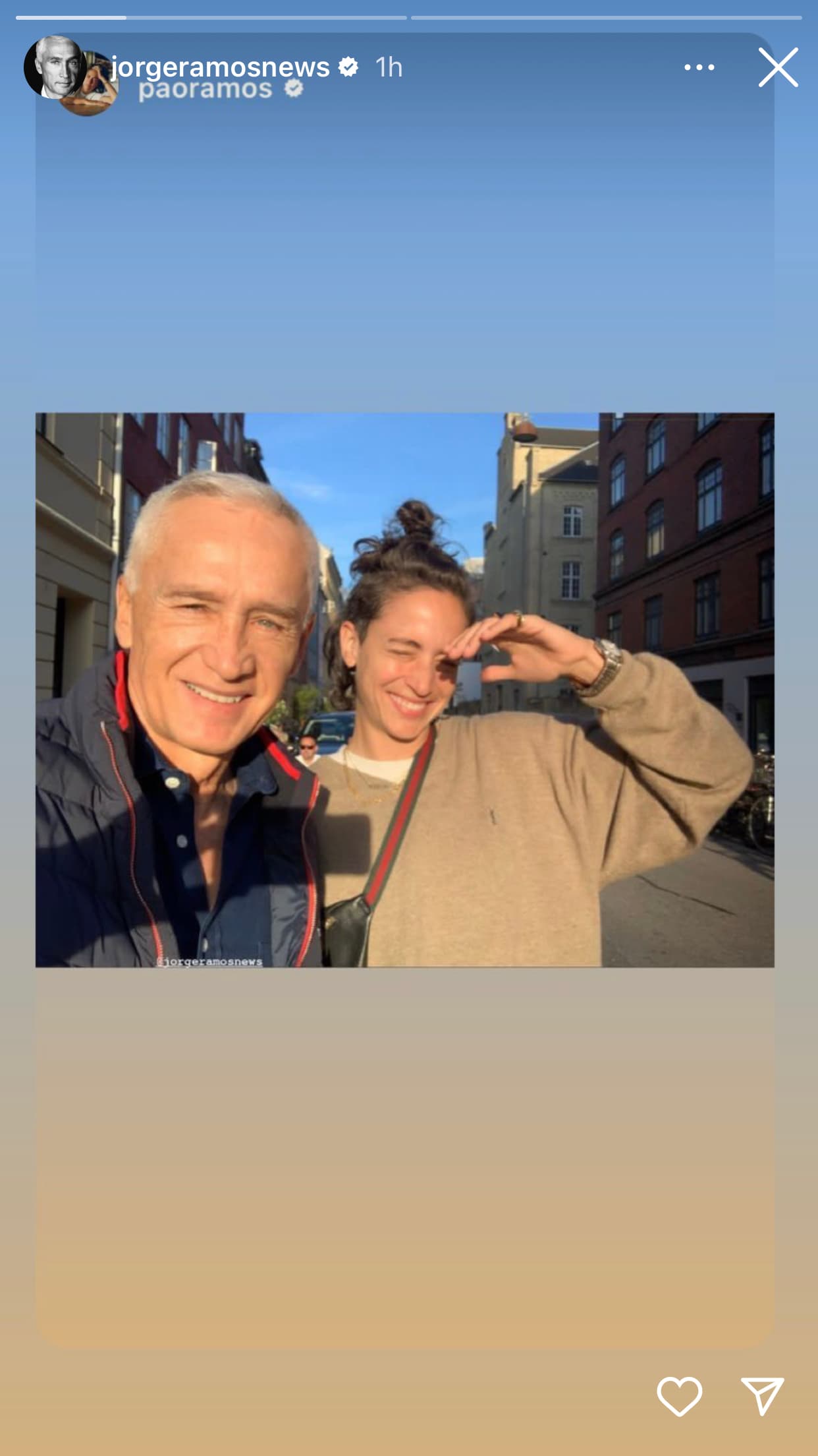 En algunas de esas imágenes se observa que el anfitrión de 
<b><a href="https://vix.com/es/detail/series-3102?utm_medium=internal_referral&utm_source=univision&utm_campaign=breaking_news&utm_content=ed_entertainment&utm_term=article" target="_blank">Algo Personal con Jorge Ramos, que puedes ver aquí en ViX</a></b>, invitó a sus dos únicos hijos a viajar con él y la venezolana.
<br>