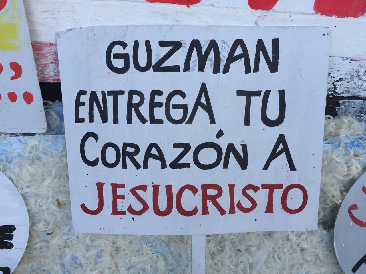 Usualmente, miembros de este grupo también visitan cárceles para compartir su mensaje de fe con las personas que cumplen condena. Llevan carteles como este a las afueras de las clases o en las zonas donde se distribuye droga.