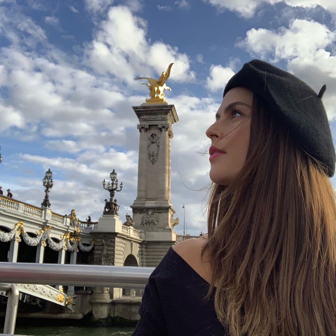 “Dicen que los babies vienen con respuestas. Te mira, la miras y te muestra quien eres. Bienvenida Kira a nuestro mundo”, escribió la actriz mexicana al pie de la imagen.