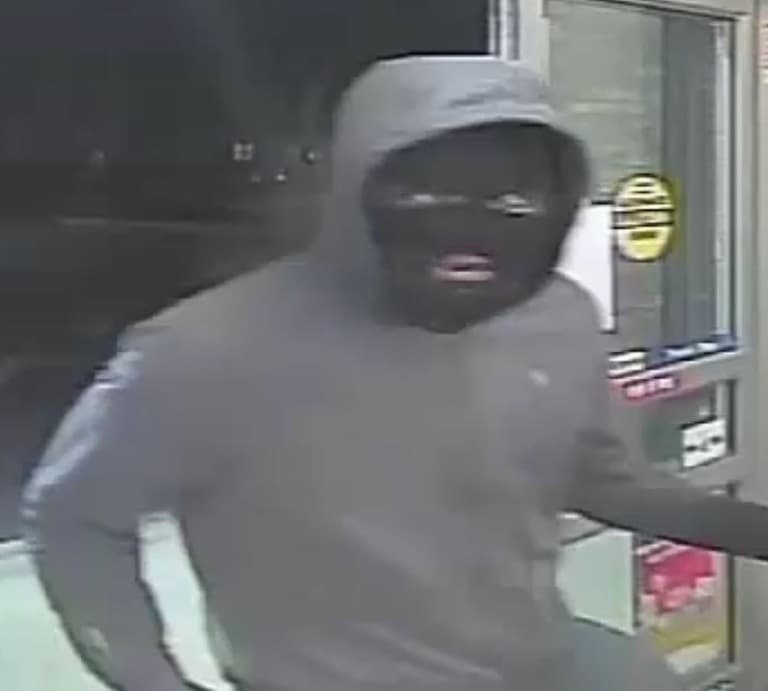 Según el FBI, los sospechosos usan ropa oscura con capuchas, mascarillas y guantes.