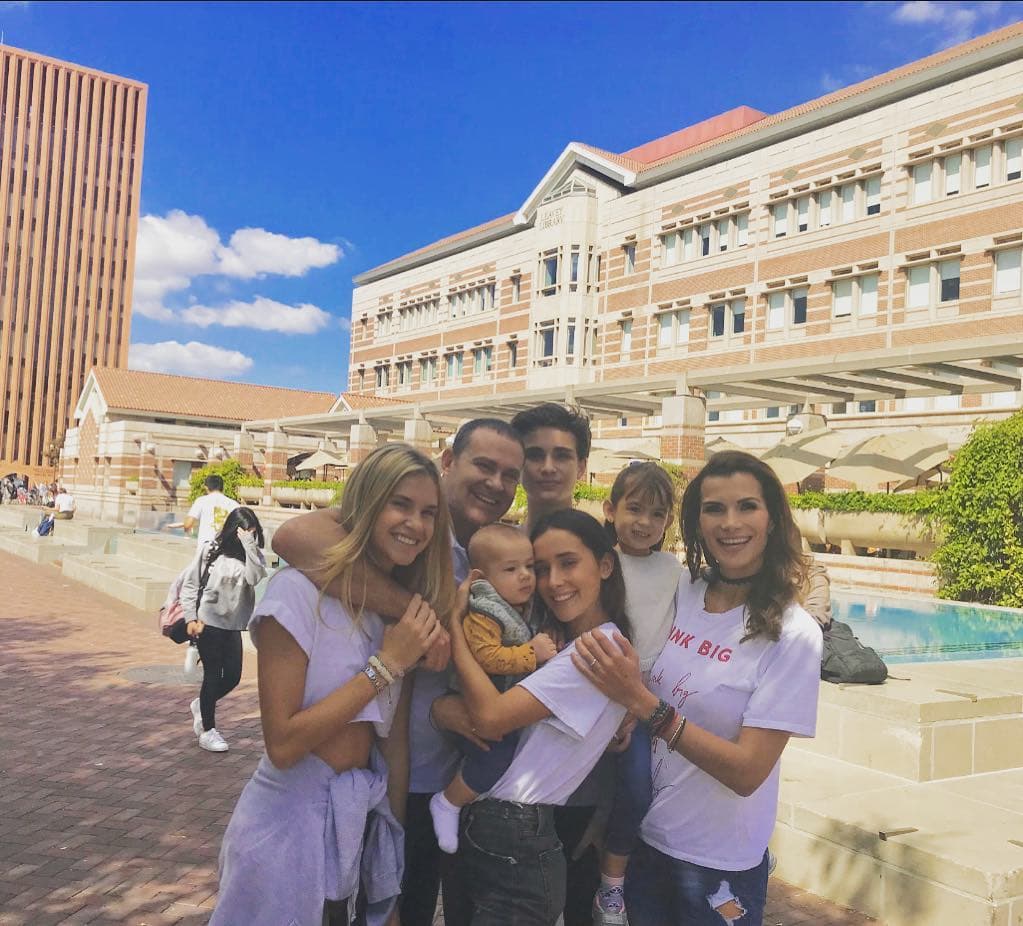 Alan acordó con su hija organizarse para poder visitarla en California. Aquí vemos a la familia entera visitando a Hannah meses después de la mudanza.