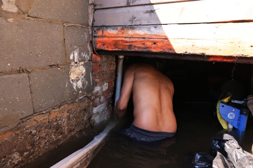 Armejo tuvo que instalar una bomba para retirar el agua de su vivienda, el sótano de una propiedad, y sacar así algunas de sus posesiones.