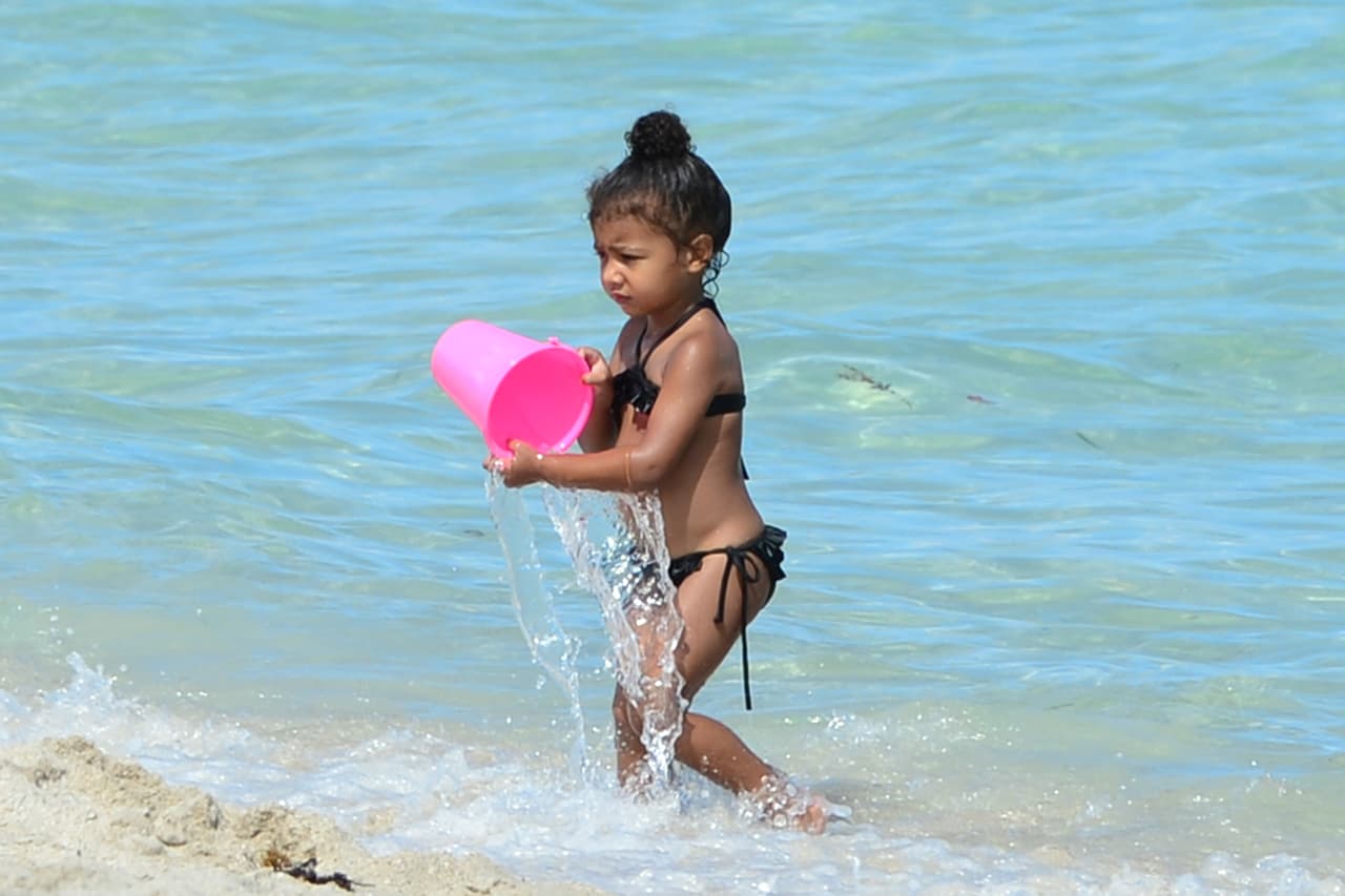 La nena no paró de jugar en el mar.