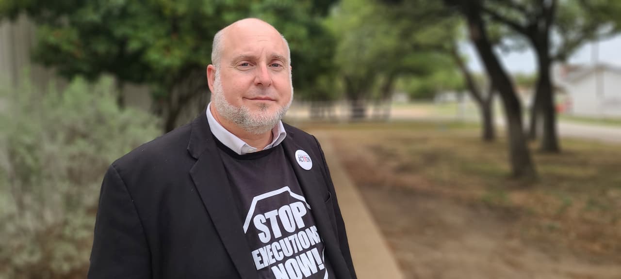 Abraham J. Bonowitz solía defender la pena de muerte:
<b> “No sabía nada al respecto y vivía contradiciendo a las personas que se oponían a la pena capital. Un día me di cuenta de que todo lo que creía estaba mal”,</b> dice. Corrían entonces los años 80. A partir de ese momento se convirtió en uno de los líderes de la organización Death Penalty Action, que busca acabar con la pena capital en Estados Unidos. “Casos como el de Melissa Lucio nos muestran que la justicia no siempre hace lo correcto. De hecho, algunas veces hay intereses nefastos para culpar a las personas equivocadas o a aquellas que son más fáciles de condenar”, critica Bonowitz. Opina que quienes han tenido contacto con el sistema legal de Estados Unidos saben que "no tenemos justicia equitativa... a menos de que tengas dinero". 
<br>