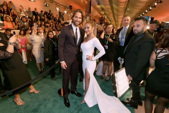 Te llevamos detrás de cámaras y mira todo lo que pasó mientras tus artistas desfilaban por la alfombra verde. 