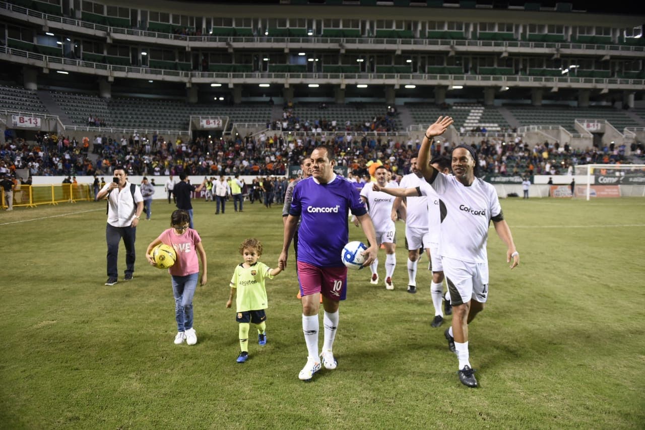 'Cuau' se impone a Ronaldinho en duelo histórico en Morelos