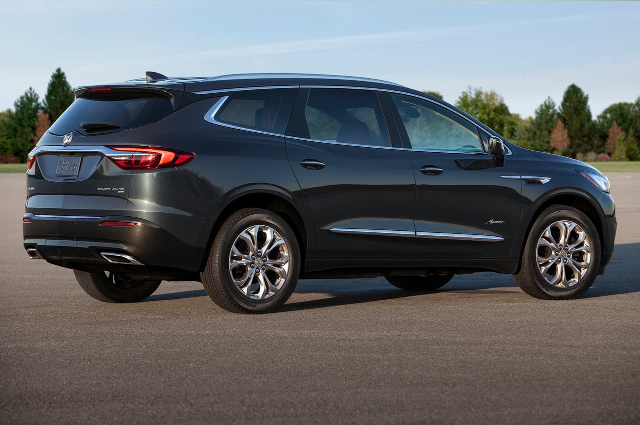 Colores exclusivos y ruedas exclusivas de 20 pulgadas son algunos de los detalles que diferencian a la Buick Enclave Avenir de las versiones Premium, Essence y básica.
