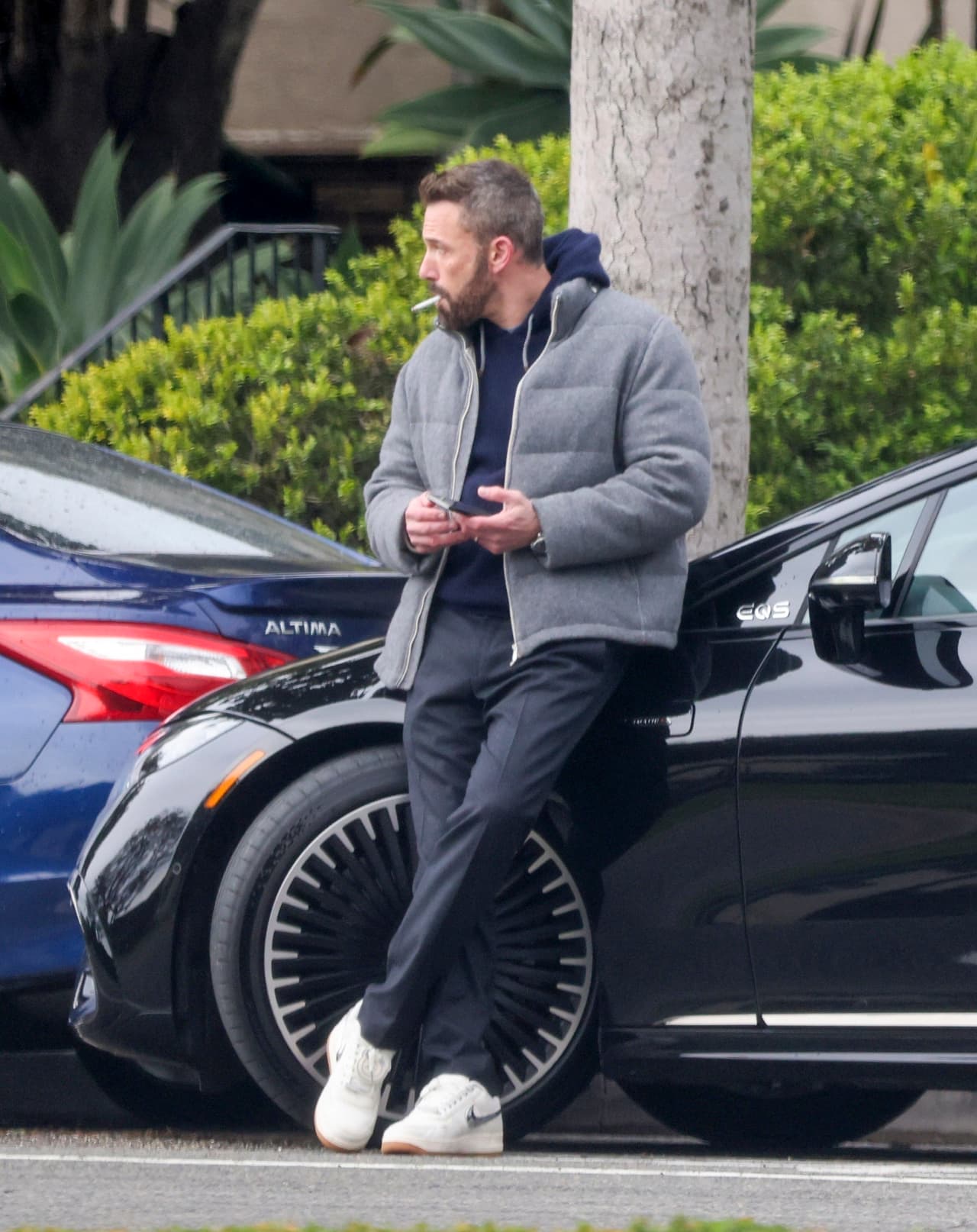 <b><a href="https://www.univision.com/famosos/ben-affleck-pasea-jlo-lujosa-camioneta-regalo-fotos" target="_blank">Affleck estacionó su lujoso Mercedes Benz </a></b>en paralelo a lo largo de una calle.
<br>