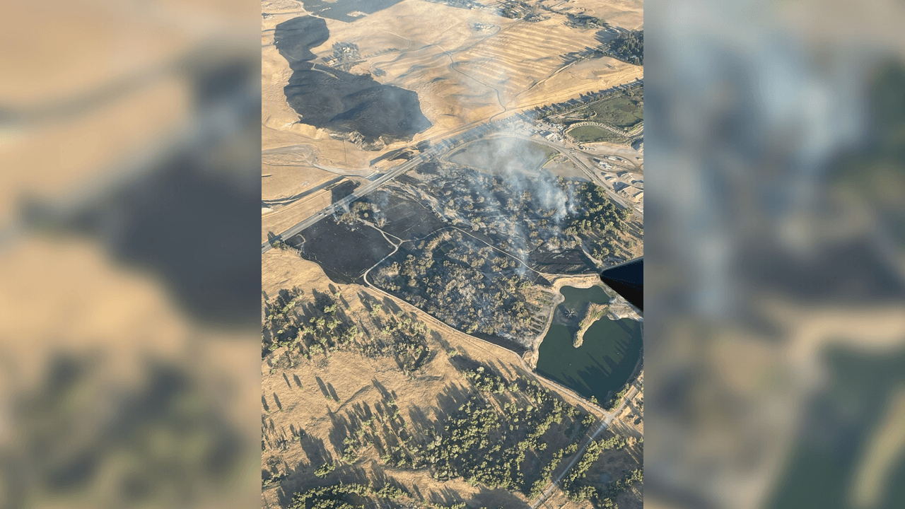 Los equipos de bomberos se encontraban extinguiendo los puntos calientes y fortalecían las líneas de control.
<br>