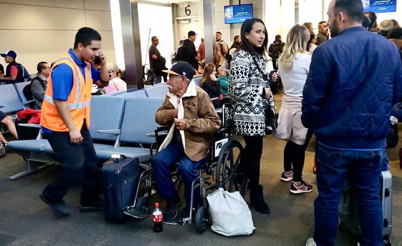 Casi 200 personas esperaron 15 horas un vuelo a Guadalajara en el Aeropuerto de Fresno