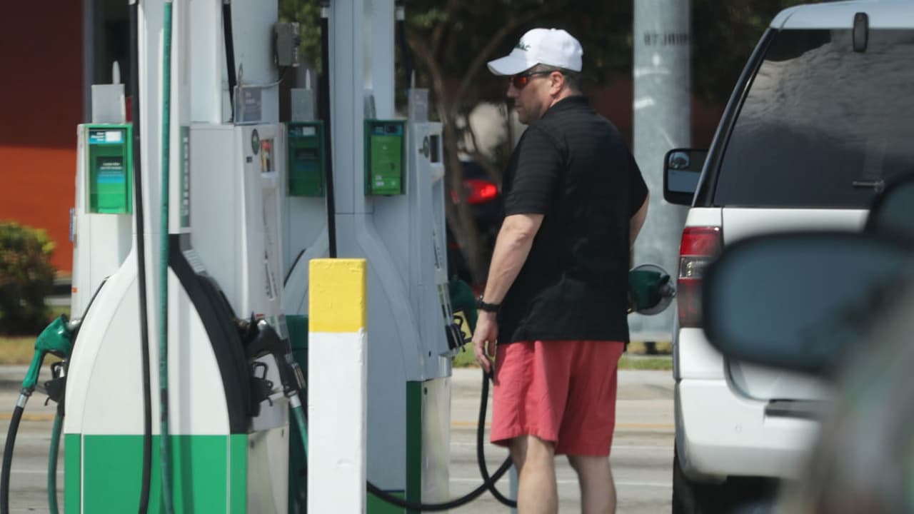 La gasolina podría caer a menos de $2 por galón en Florida según AAA