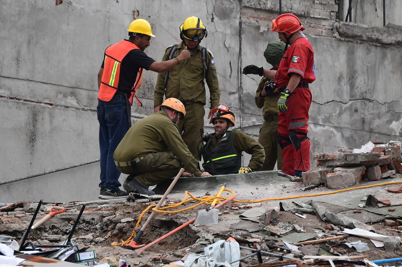 Los expertos de Israel intentan colarse en los escombros del edificio Álvaro Obregón 286, en la colonia Condesa.