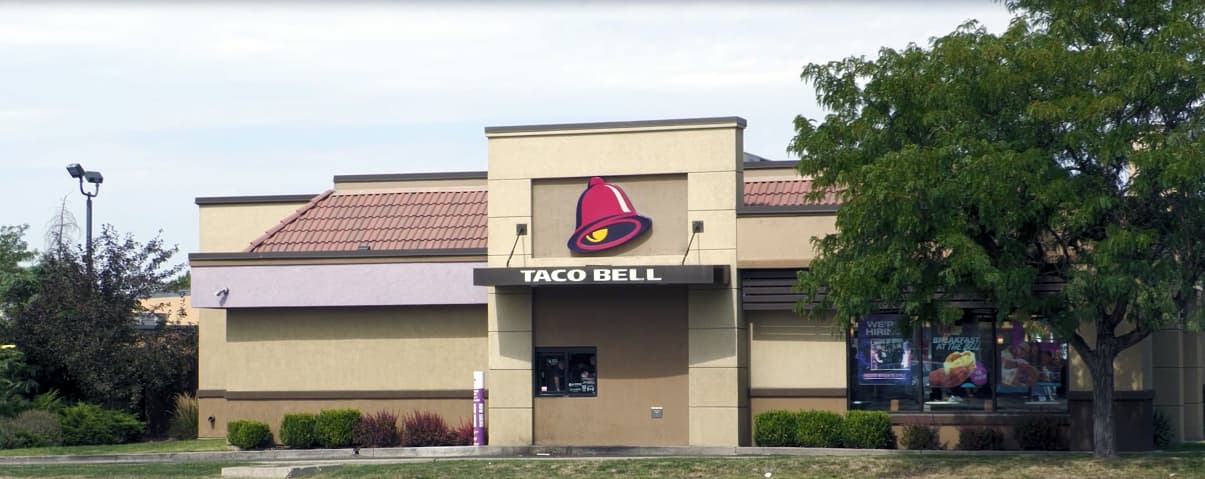 El dueño de la cámara se grabó al momento de colocarla en el baño de mujeres de una sucursal de Taco Bell en Layton, Utah.
<br>