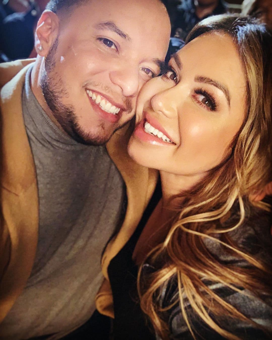 "Ella ha sido una parte fundamental en mi crecimiento como persona. Hay gente que la conoce personalmente y sabe que es una muchacha que le gusta ayudar a la gente a encontrarse, es muy espiritual, entonces me ha ayudado a edificar mi vida en muchas formas", aseguró el cantante en una entrevista para el medio mexicano
<a href="https://www.telediario.mx/video/lorenzo-mendez-alista-su-primer-disco-como-solista/v20980" target="_blank">Telediario</a>.