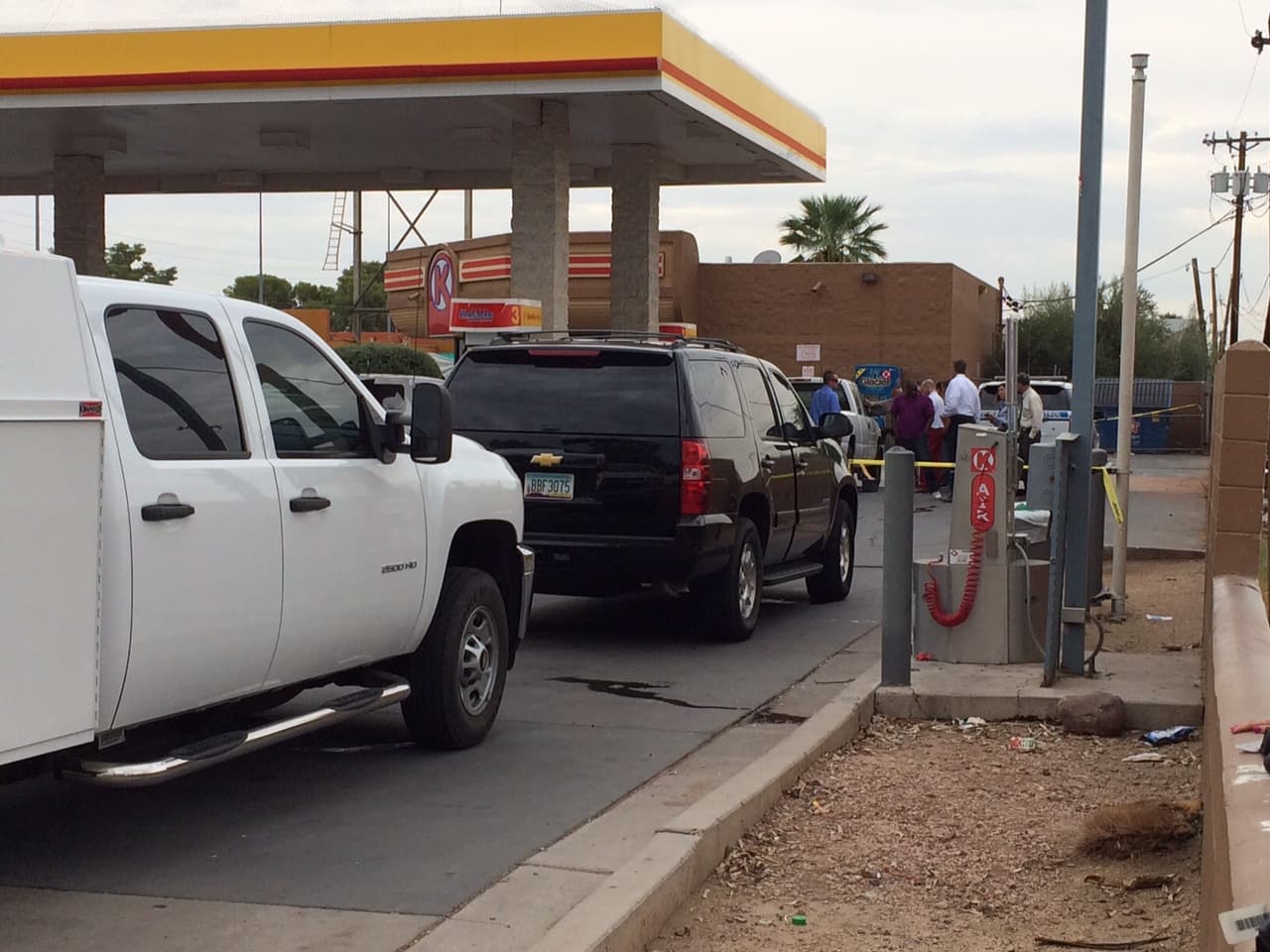Reportan un nuevo incidente en el que un carro es impactado con balas. Esta vez ocurrió cerca de la I-10 y la avenida 35. La bomba de gasolina Shell se encuentra acordonada por las autoridades que investigan el incidente. Aun no se confirman la relación de esta balacera con la serie de tiroteos de días previos.