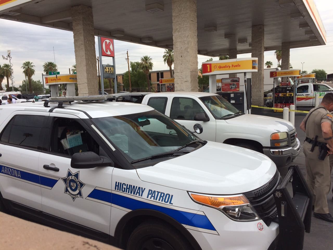 Reportan un nuevo incidente en el que un carro es impactado con balas. Esta vez ocurrió cerca de la I-10 y la avenida 35. La bomba de gasolina Shell se encuentra acordonada por las autoridades que investigan el incidente. Aun no se confirman la relación de esta balacera con la serie de tiroteos de días previos.