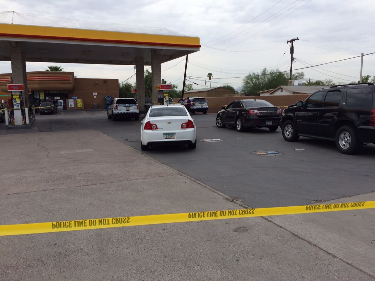 Reportan un nuevo incidente en el que un carro es impactado con balas. Esta vez ocurrió cerca de la I-10 y la avenida 35. La bomba de gasolina Shell se encuentra acordonada por las autoridades que investigan el incidente. Aun no se confirman la relación de esta balacera con la serie de tiroteos de días previos.