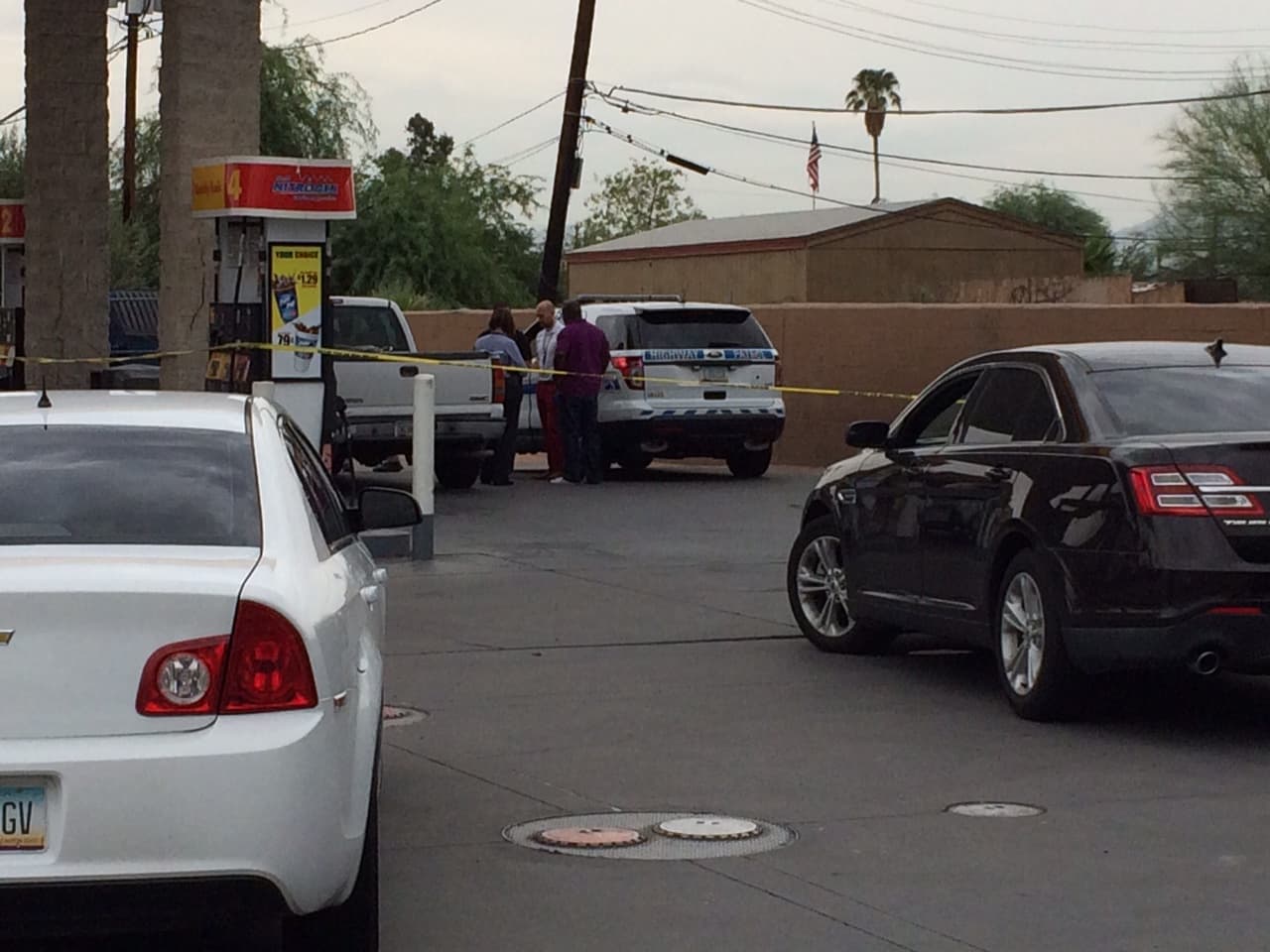 Reportan un nuevo incidente en el que un carro es impactado con balas. Esta vez ocurrió cerca de la I-10 y la avenida 35. La bomba de gasolina Shell se encuentra acordonada por las autoridades que investigan el incidente. Aun no se confirman la relación de esta balacera con la serie de tiroteos de días previos.
