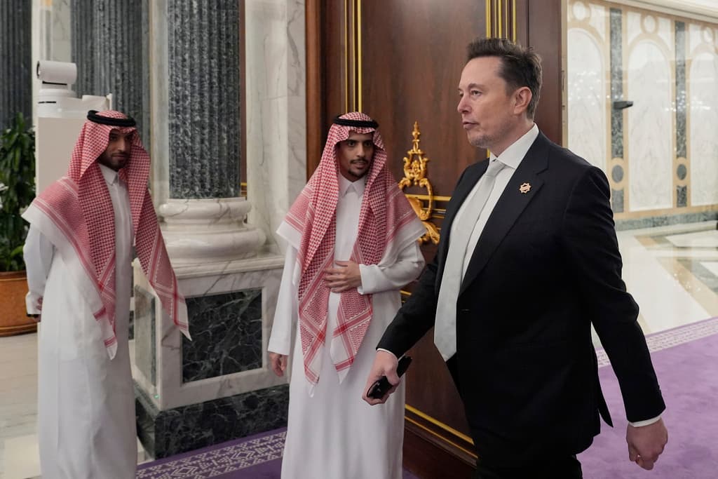 Elon Musk a la salida del almuerzo este martes en el palacio real de Riad junto a Donald Trump, el príncipe heredero Bin Salman y otros empresarios y funcionarios sauditas.