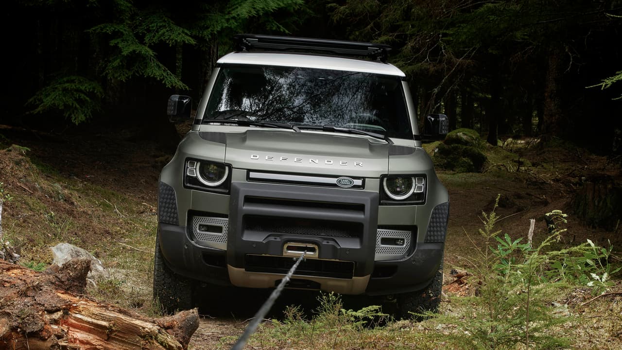 …sistema de tracción a las 4 ruedas permanente de Range Rover con rangos entre ‘low’ y ‘high’ con capacidad de bloquear manualmente el diferencial posterior y manualmente el central.