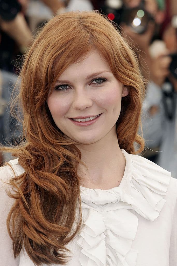 Pero eso cambió en 2002, cuando aceptó el papel de Mary Jane Watson, el interés amoroso del superhéroe arácnido Spider-Man. Dado que en el cómic dicho personaje es pelirrojo, la actriz se tiñó el cabello.