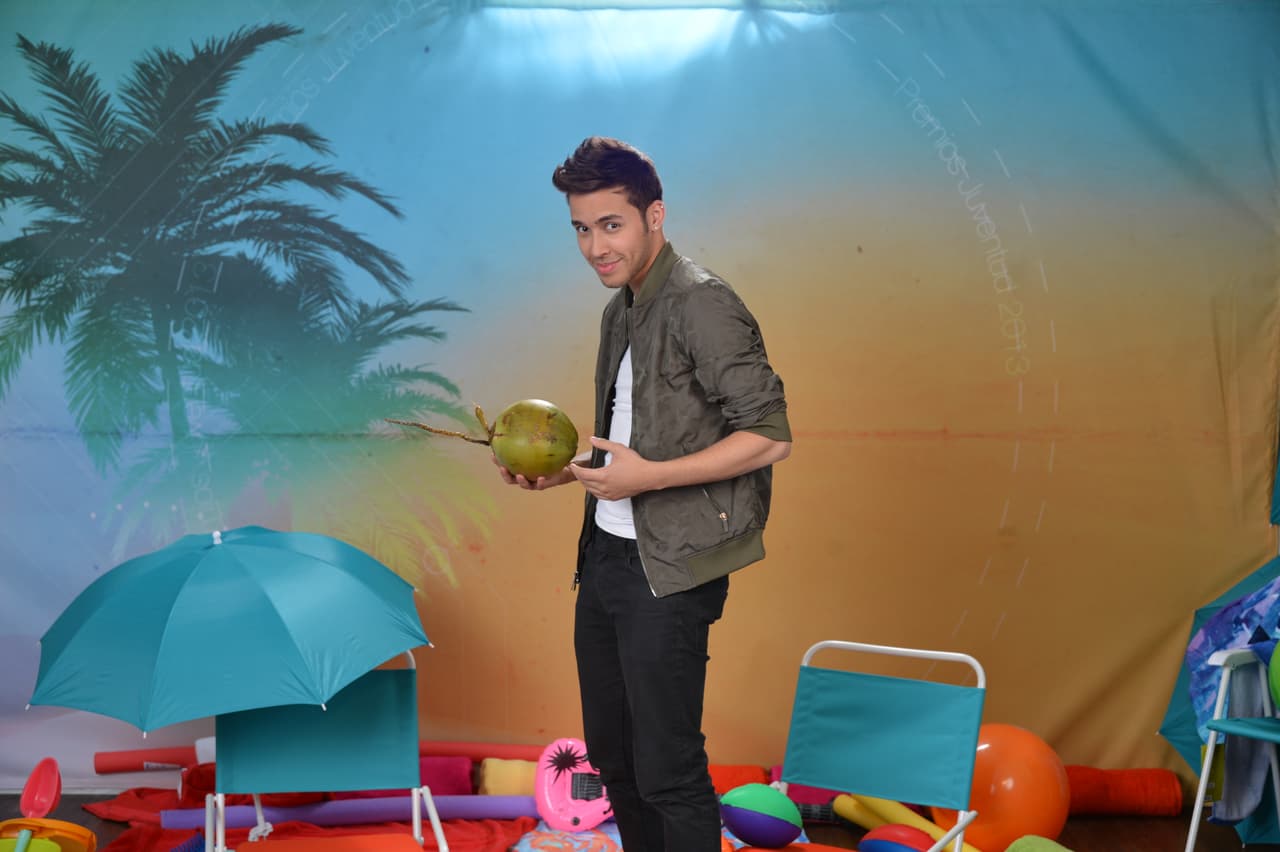 ¿Quién se hubiera negado a tirarse junto a Royce frente al mar tomando un buen coco? ¡Nadie seguramente!