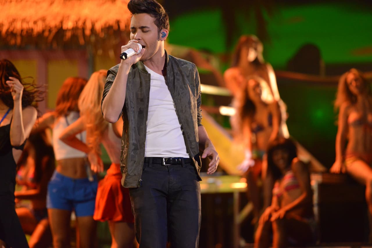 Sobre el escenario volvió locas a todas con su tema 'Darte Un Beso'.