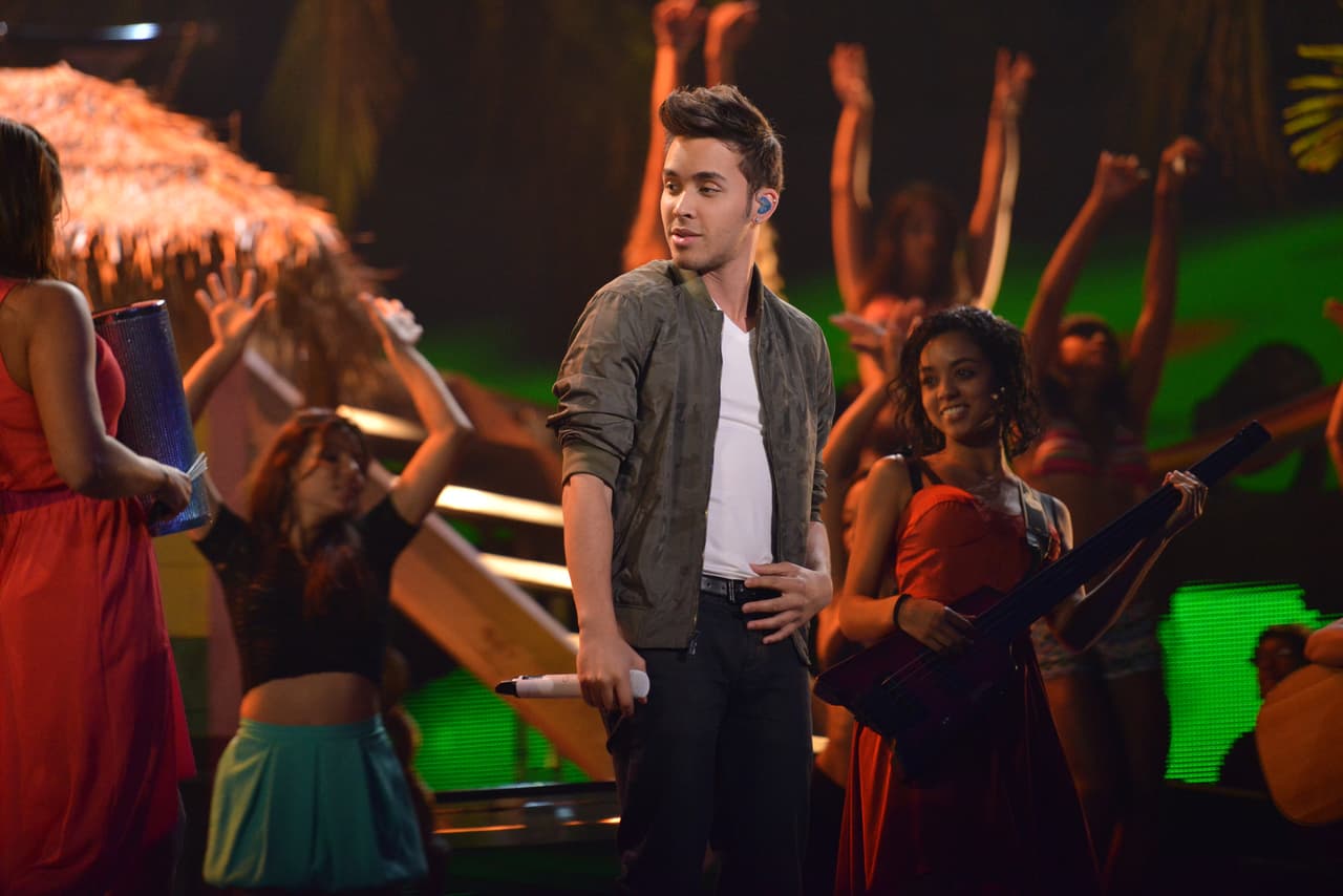 El escenario quedó apropiado para el tono de la canción, pues tenía toques hawaiianos.