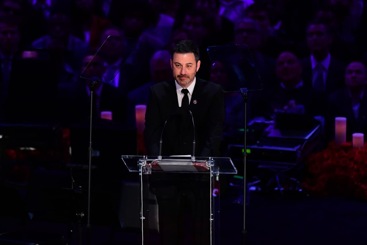 Jimmy Kimmel, estrella de televisión, fue el anfitrión del evento. Ha presentado a las personas cercanas a la familia de Bryant que han tomado la palabra en el homenaje.