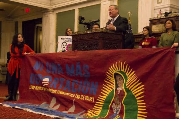 Los concejales James Kinney y Maria Quiñones-Sánchez quieren deterner deportaciones en Filadelfia.