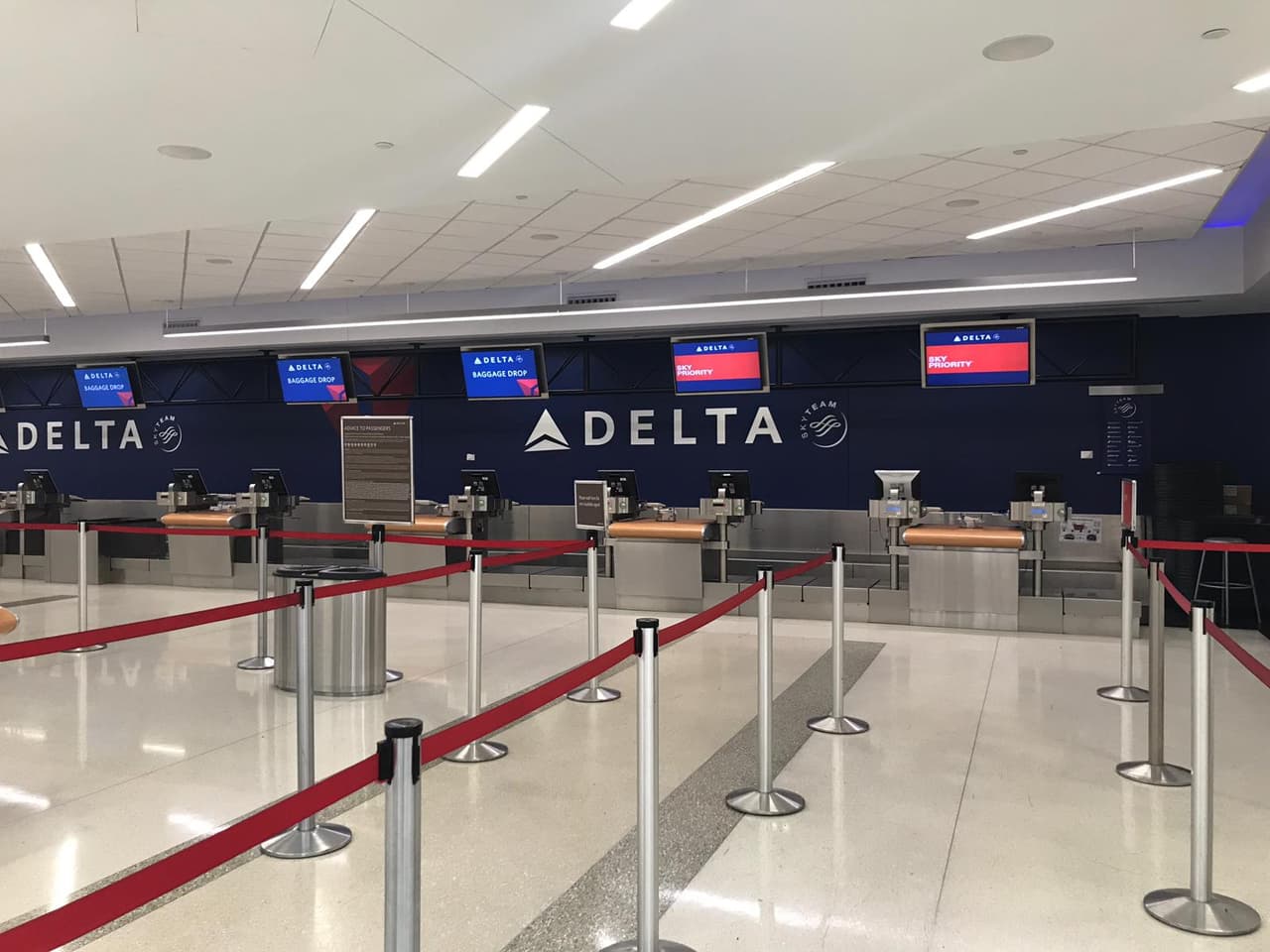 El último vuelo que salió de este aeropuerto fue de la aerolínea Delta, a las 12:00 pm