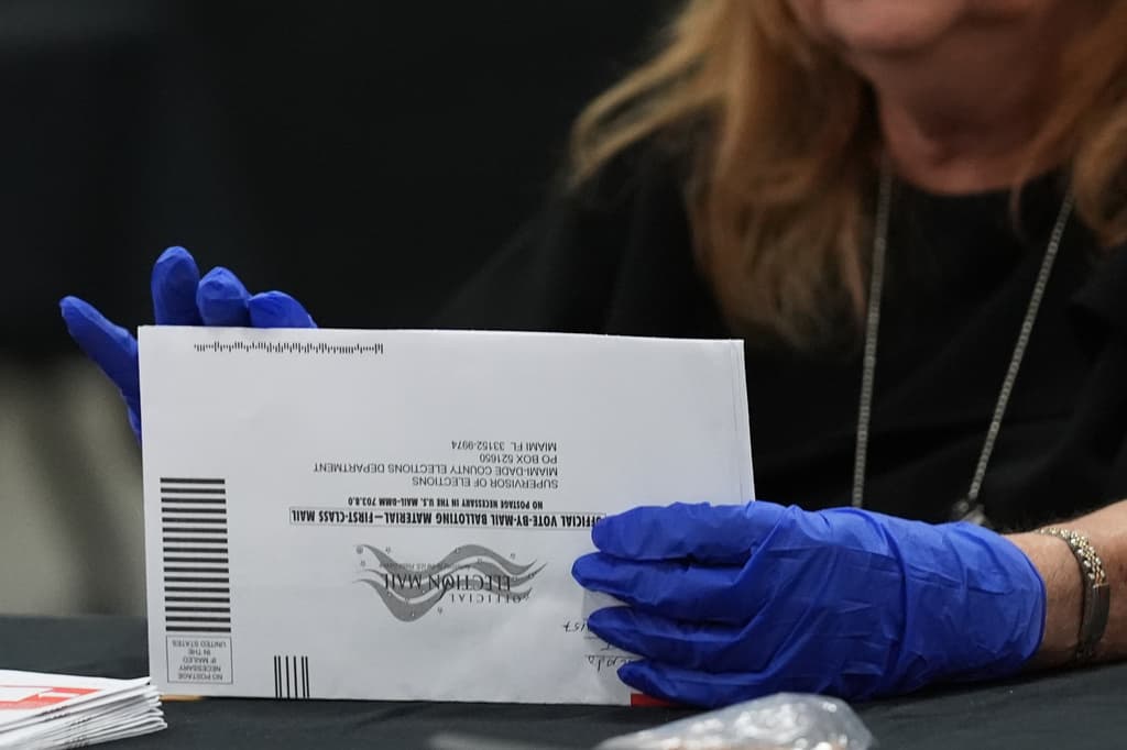 Un juez vuelve a bloquear la orden ejecutiva de Trump sobre el voto por correo en un fallo que probablemente será apelado 