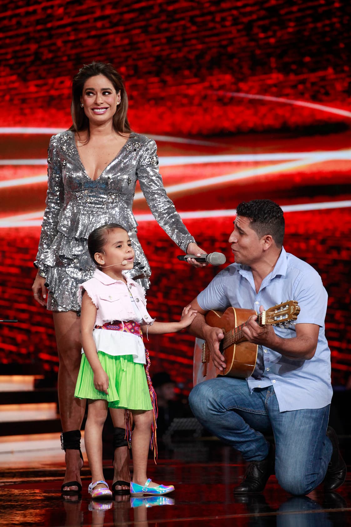Uno de los momentos más emotivos del programa fue cuando 'Beba' cantó al lado de su padre, lo cual hizo llorar a Karol Sevilla, quien recordó su niñez y la excelente relación que tenía con su padre. 'Beba' fue la ganadora del punto para su escuadrón.