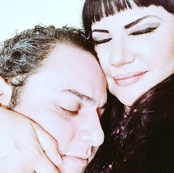 Él no tiene nada que ver con el mundo de los espectáculos, es abogado y economista. Aunque tenían planeado casarse a mediados de 2017 rompieron su compromiso.