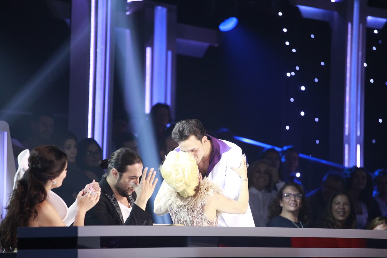 He aquí la imagen del beso en los labios. 
<a href="https://www.univision.com/shows/mira-quien-baila/el-beso-en-los-labios-con-el-que-emmanuel-palomares-agradece-a-lola-cortes-video" target="_blank">Y aquí el video</a>.