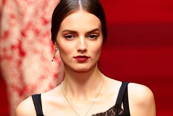 ¿Cómo lograr los ojos ahumados? Primero, asegúrate de tener sombras con la paleta de colores que quieras usar, indica Grebol.